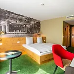 Hotell Mightytwice 4*